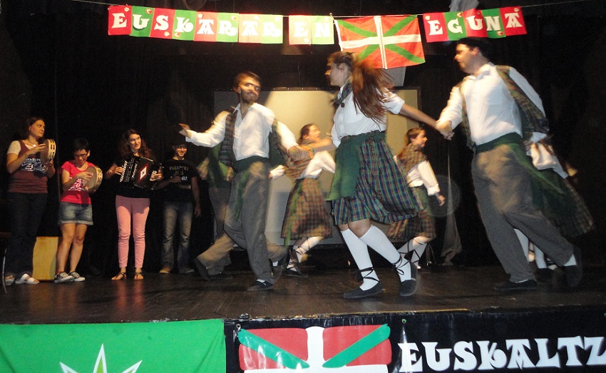 Músicos y dantzaris festejaron el euskera