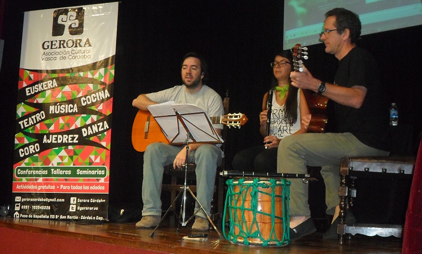 Los integrantes de Gerora ofrecieron varios cantos en euskera  