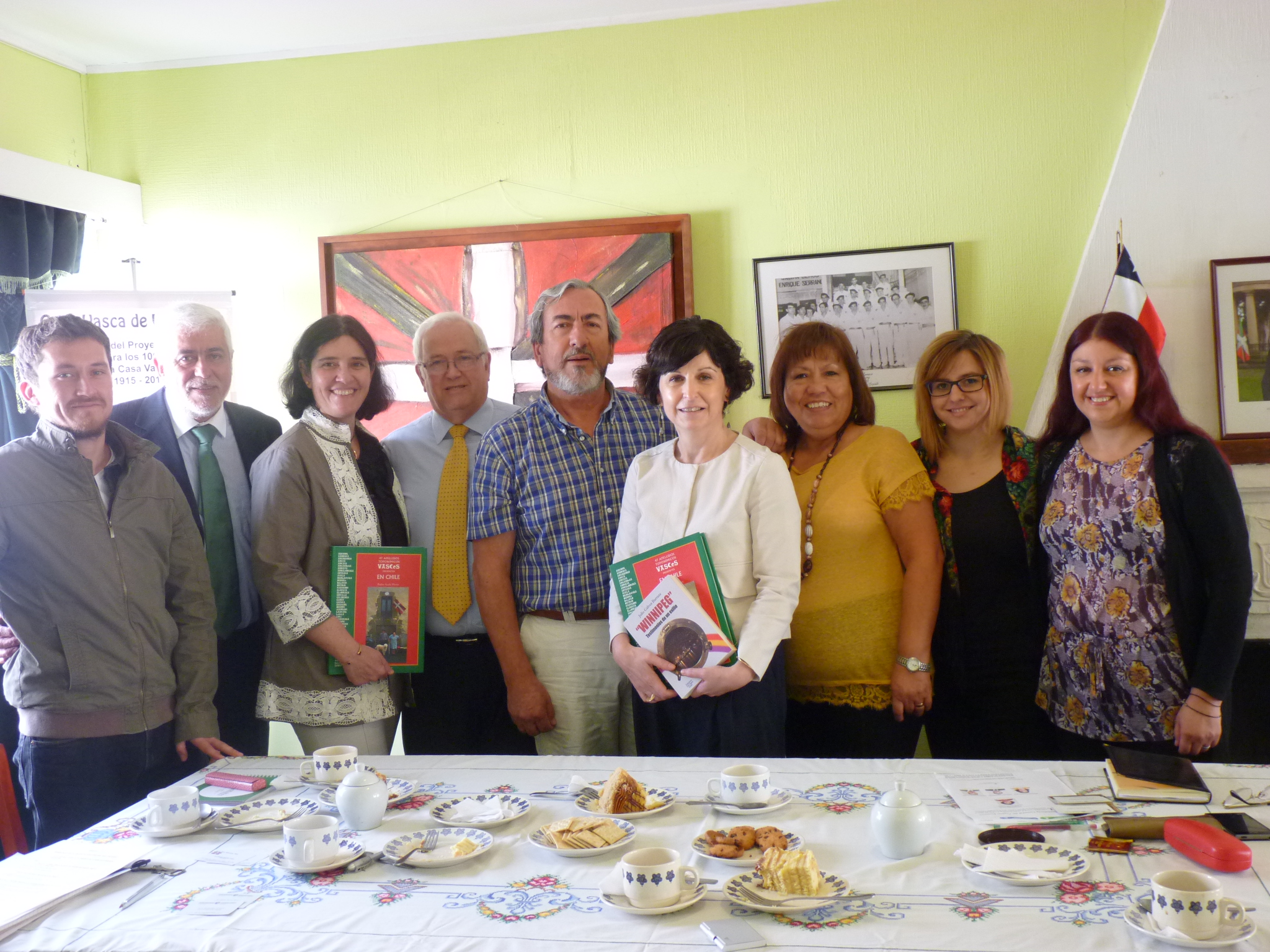 Basque Government authorities pose with members of the Valparaiso Basque club during their visit (photoValparaisoEE)