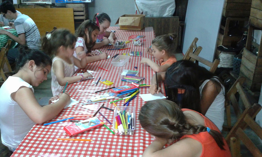 ¡Manos a la obra! Los chicos y chicas se entregaron a fondo a la tarea de dibujar las postales navideñas (foto uruguaikoazkenberriak.blogspot.com.es)