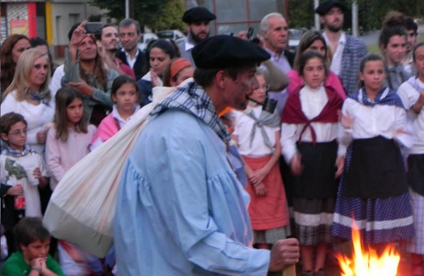 El Olentzero no les falló a los necochenses y les dejó regalos unos días antes de Navidad (foto EE)