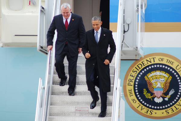 Dave Bieter y Barack Obama, descendiendo del Air Force One (foto @BoiseWeekly)