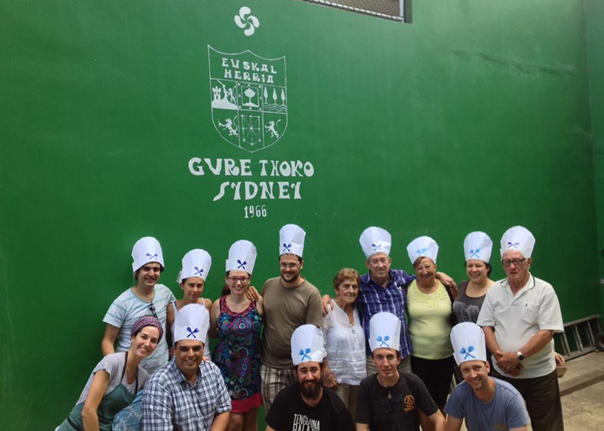 These Australian drummers took a souvenir photo at the fronton at Gure Txoko in Sydney (photo SydneyEE)