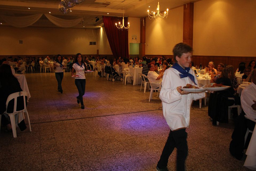 Los jóvenes, sirviendo las mesas 