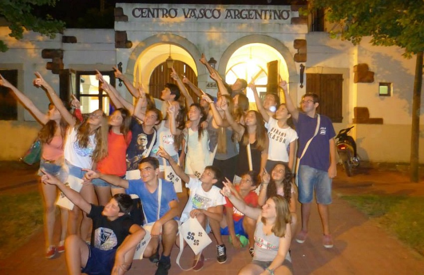 Udaleku 2015 participants in front of the Zingirako Euskaldunak Basque club (photoEE)