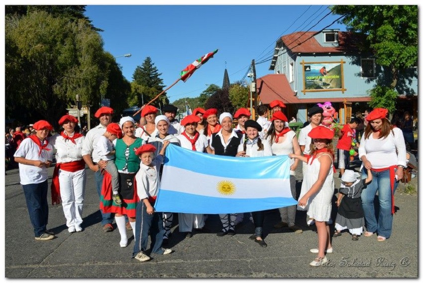 El centro vasco de San Martín de los Andes, presente en el 117º Aniversario de la ciudad (foto Soledad Ruiz)