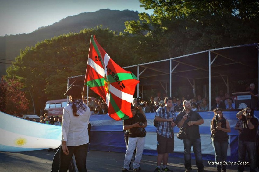 La ikurriña, por primera vez en el desfile de San Martín de los Andes