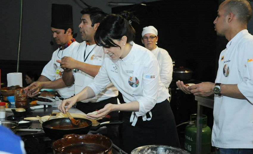 Paraguaiko CIMGAT Gastronomia Kongresuan Hego Amerikako hainbat sukaldarirekin partekatu zituen errezeta eta berezitasunak euskal jatorrizko chef rosariotarrak (argazkia CIMGAT)