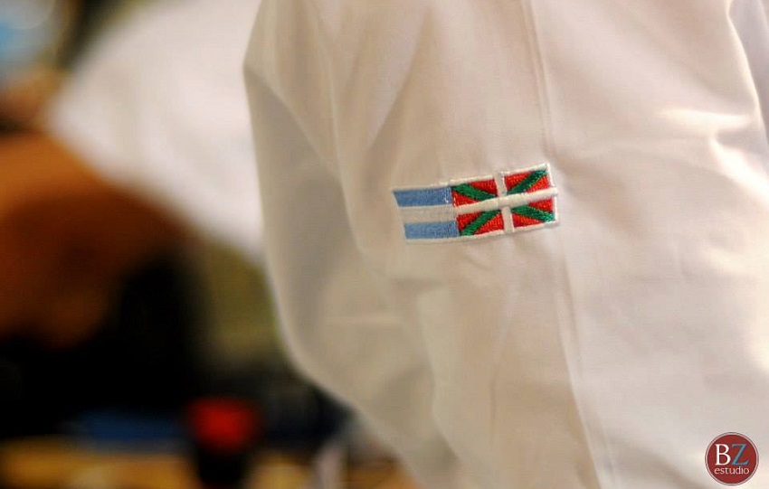 Bi bandera, ikur bat