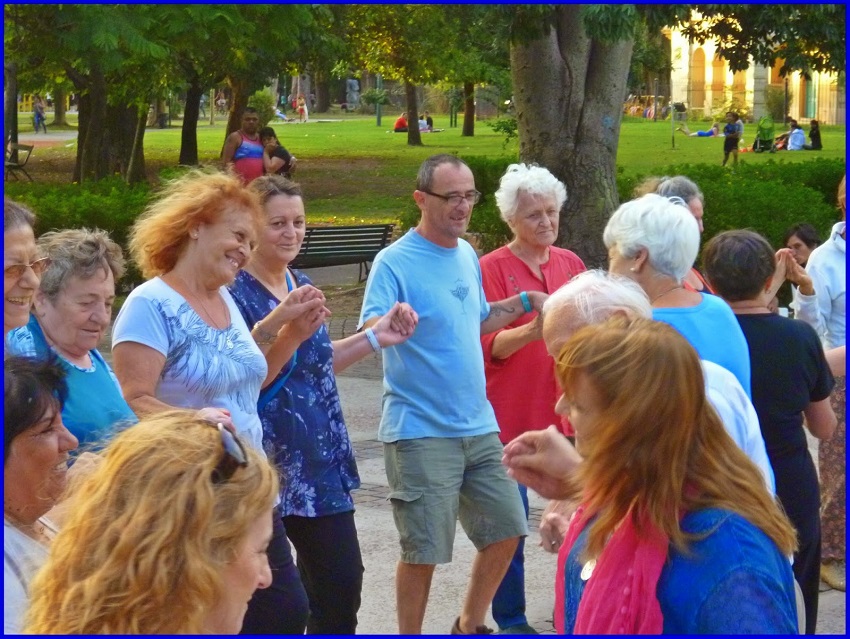 Patxi Perez at the monthly gathering of Circle Dances in the Avellaneda Park in Buenos Aires (photoAitor Alava)