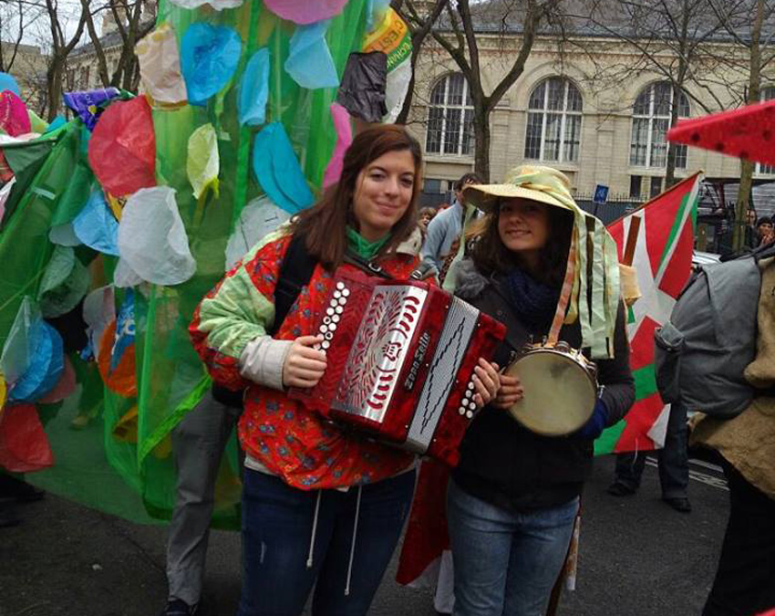 Kalejira to the sounds of a trikitixa through the streets of Paris