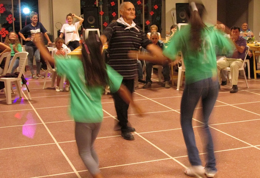 Abuelo y nietas unidos en la danza