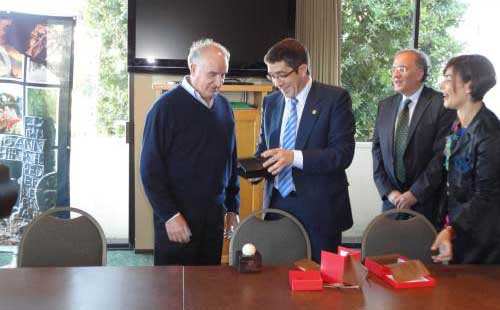 Tony Espinal recibe en nombre del centro vasco Anaitasuna a Patxi López en el viaje que este hijo como lehendakari a California en 2010 (foto EuskalKultura.com)