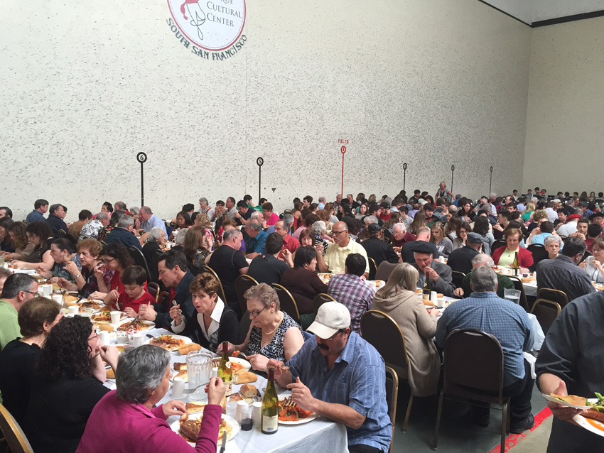 Comida popular en una edición anterior de la fiesta de febrero del Basque Cultural Center de San Francisco (foto EuskalKultura.com)