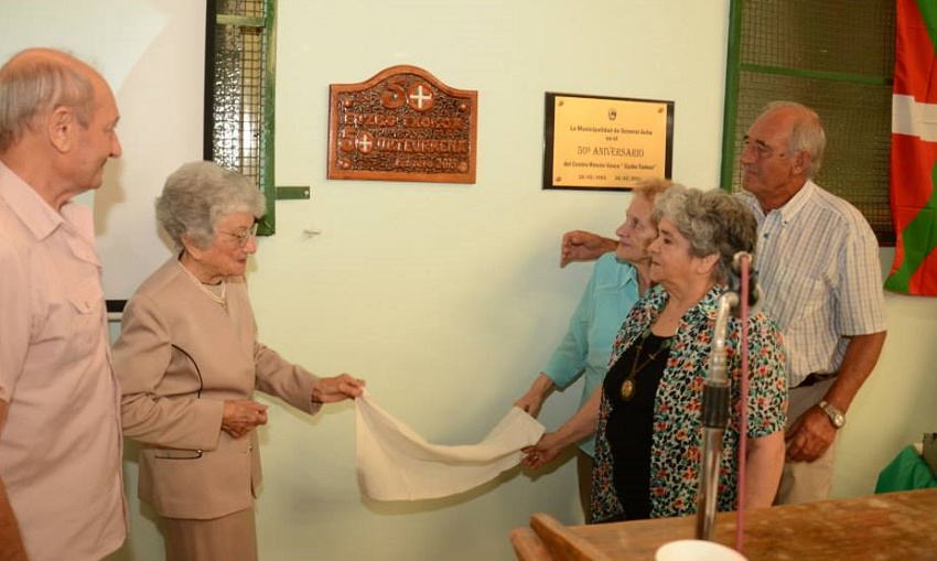 Family members of the founding club members unveiled the commemorative plaques (photoValeria Oyarzabal)