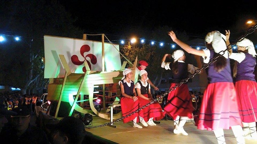 The San Juan Basque club’s float in the Natioanl Sun Festival parade 2015 (photoEE)