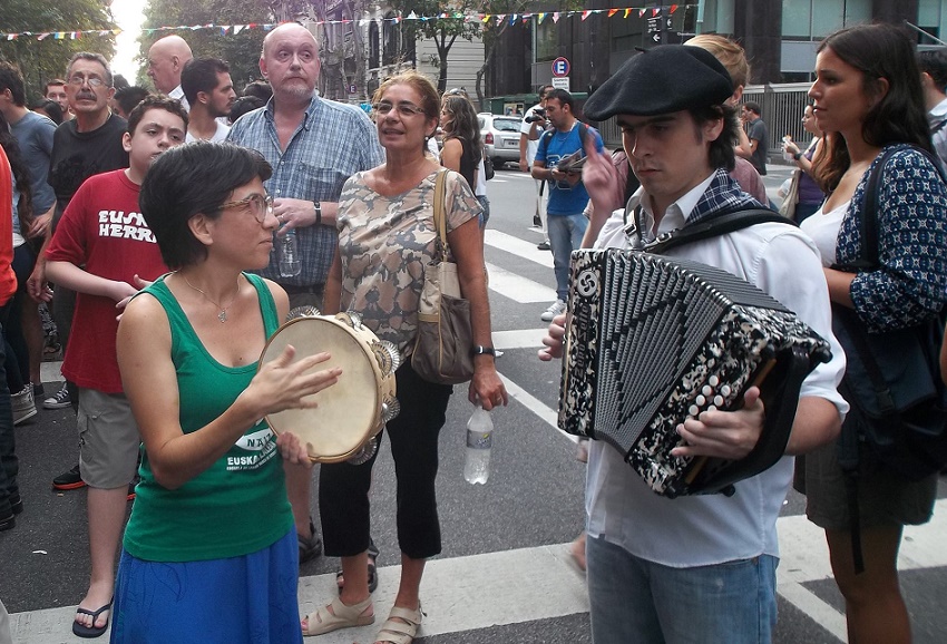 Al ritmo de la triki y el pandero