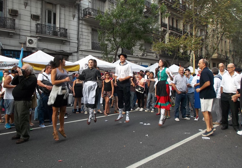 Danzas vascas en Avenida de Mayo