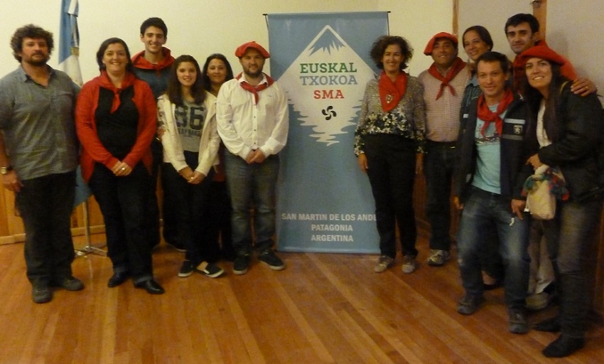 Sara Pagola and Mariana Satostegui along with members of the Euskal Txokoa in San Martin de los Andes (photoDE)