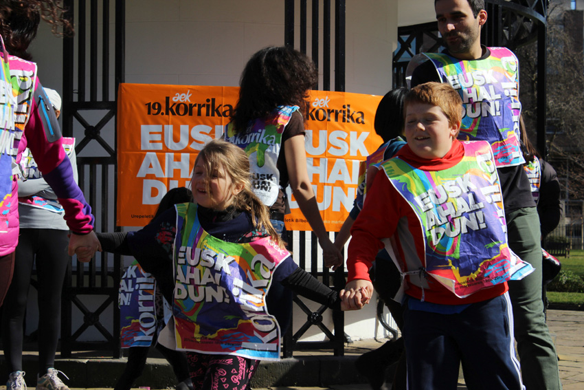 Los txikis disfrutaron en la Korrika de Liverpool