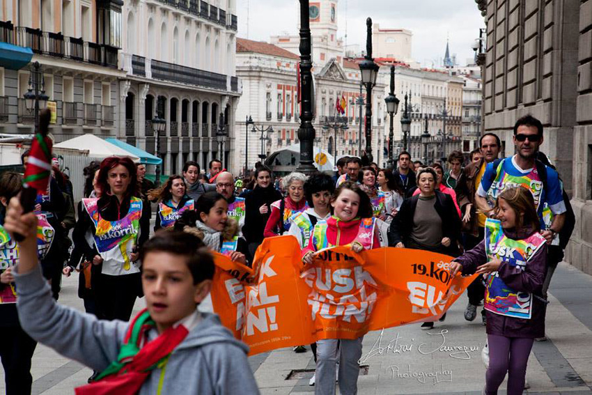 Korrika llenó de color euskaldun el centro de Madrid