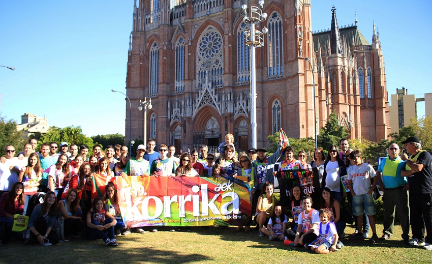 La Korrika 19 tuvo lugar en La Plata el 28 de marzo, en Plaza Moreno, frente a la Catedral (foto M. Agostini Zubillaga)