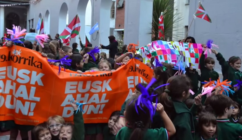 En la sede de Capital del Colegio Euskal Echea, participaron de la carrera a favor del euskera alumnos, docentes y directivos de los tres niveles. Cada aula representó a un pueblo de Euskal Herria y pasando el testigo de mano en mano y de pueblo en pueblo