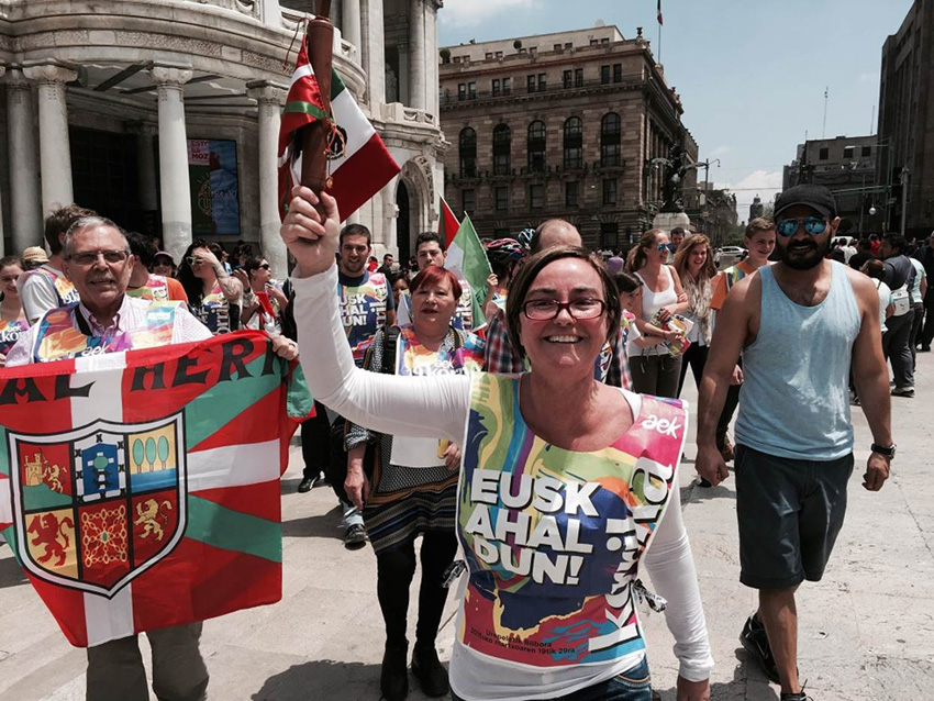 Korrika in Mexico City paid tribute to outstanding members of the community for their work for Euskera, like Gurutzne Etxeberria, Basque teacher for many years and baton carrier (photoIñigo Bilbao)