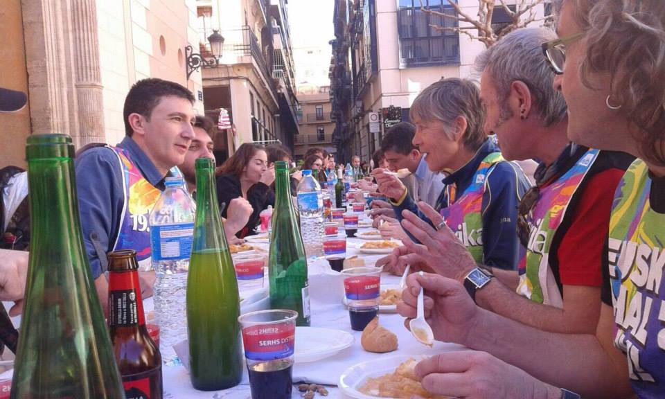 Comida popular en la Korrika de Valencia