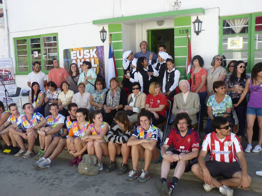 Fiesta de la Korrika frente a Euzko Etxea de Valparaíso