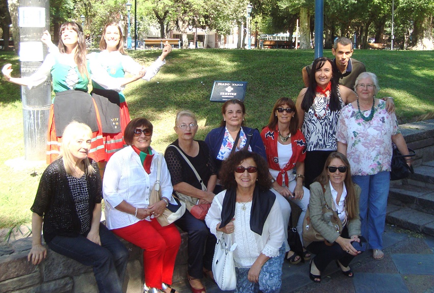 Members of the Denak Bat Basque Club in Mendoza at the Basque Prado in the Independencia Plaza (photoEE)