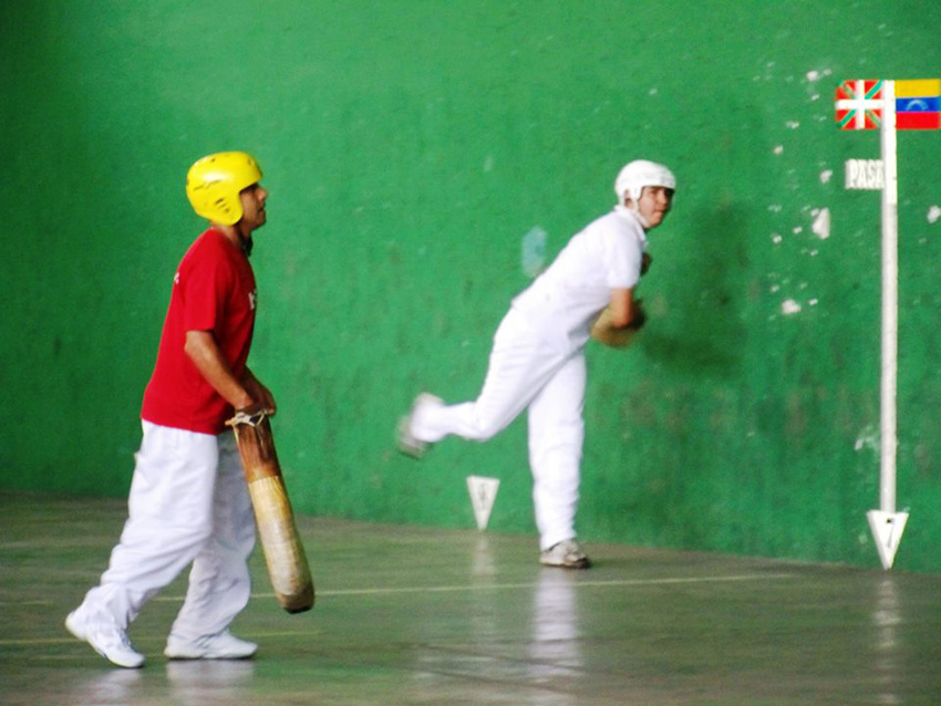 Pelota partidak Eusko Etxeako frontoian