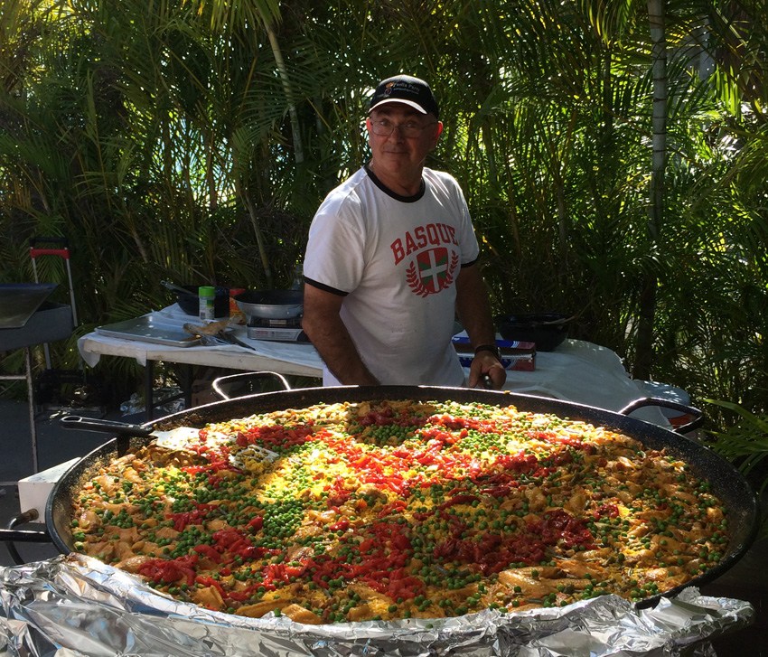 Members and friends of the Basque club in Miami enjoyed the good weather and this gigantic paella at the Aberri Eguna 2015 picnic (photoMiamiEE)