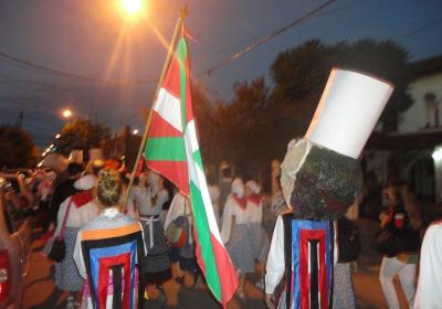 Every year, the dantzaris process from the Basque club in a kalejira to the Plaza San Martin.  They were accompanied by gigantes, musicians and an audience (photoEuskalKultura.com)