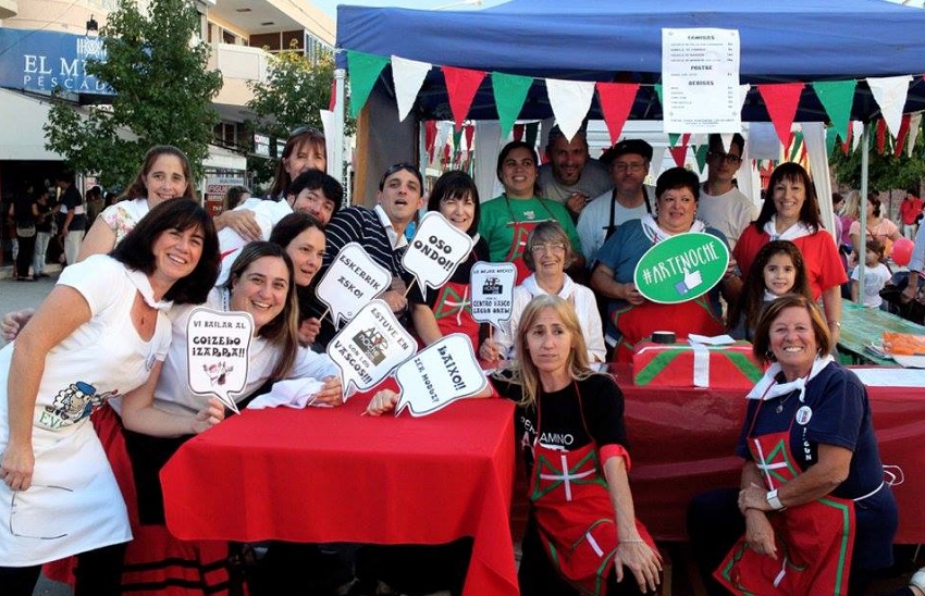 Socios del centro vasco Lagun Onak en el festival Arte Noche de Pergamino