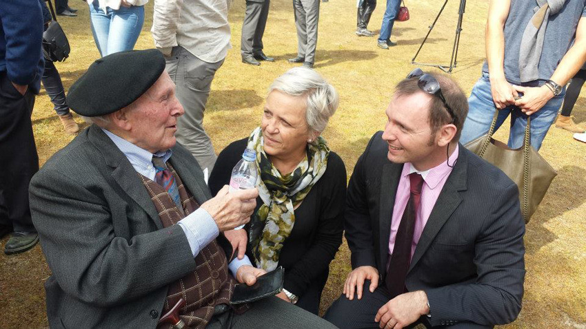 Francisco Pérez Luzarreta, único superviviente del batallón, Amaia Ordoki, hija del comandante Kepa Ordoki, y David Mugica, presidente de la Euskal Etxea de Burdeos (foto Burdeos CV)