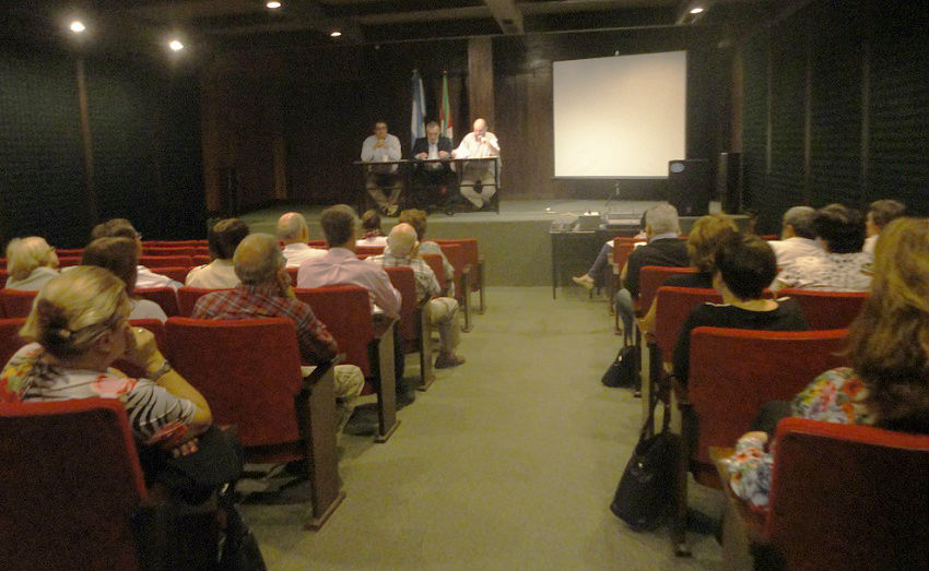 La Asamblea General Ordinaria de FEVA 2015 se llevó a cabo el pasado 25 de abril, con la participación de representantes de 22 euskal etxeas (foto EuskalKutura.com)