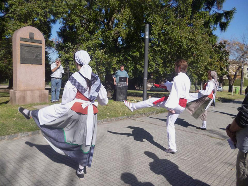 Aurresku in memory of the victims in Gernika