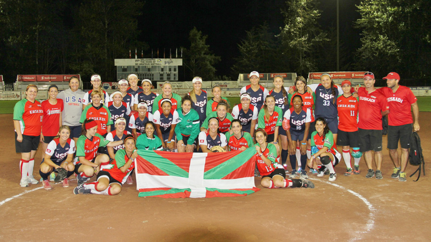 Las jugadoras de la Selección de Euskadi de Sóftbol posan con el equipo de EEUU tras un partido en Vancouver, el año pasado (foto EBSF)