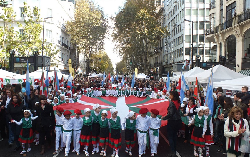 2015eko ‘Buenos Airesek Euskal Herria ospagai’ jaialdiari hasiera eman zion irudia (argazkia Javier de Aguirre)