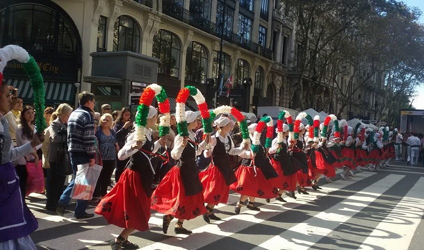 Avenida de Mayo cubierta de flores