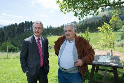 Lehendakari Urkullu with former Uruguayan president, Jose Mugica in the Bizkaian town of Muxika (photoIrekia)