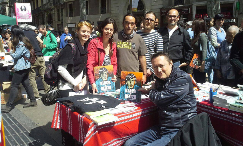 Fermin Muguruza firmó ejemplares de la novela gráfica "Black is Beltza" en el stand de Euskal Etxea en Las Ramblas (foto EuskalEtxeaBCN)