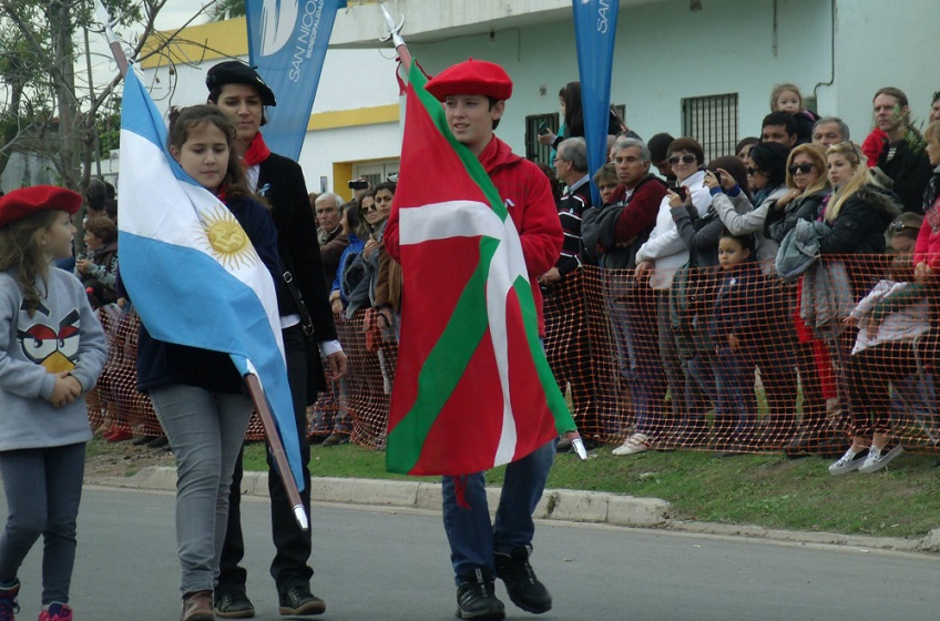 Las dos banderas en San Nicolás