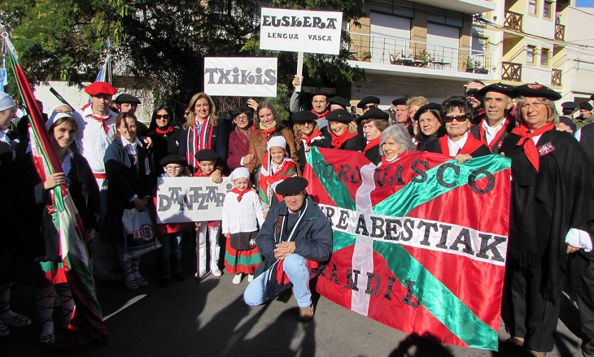 All the activities at Gure Etxea in Tandil represented in the parade on May 25th (photoEE)