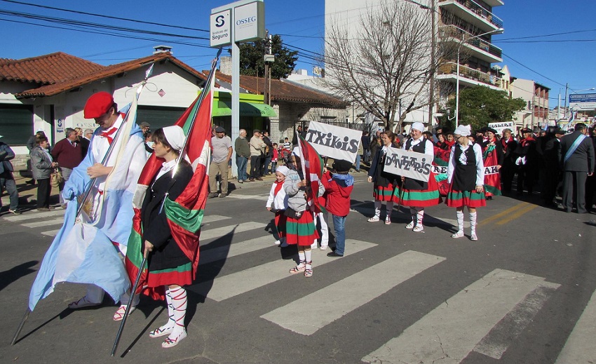 Ikurriña and typical costumes