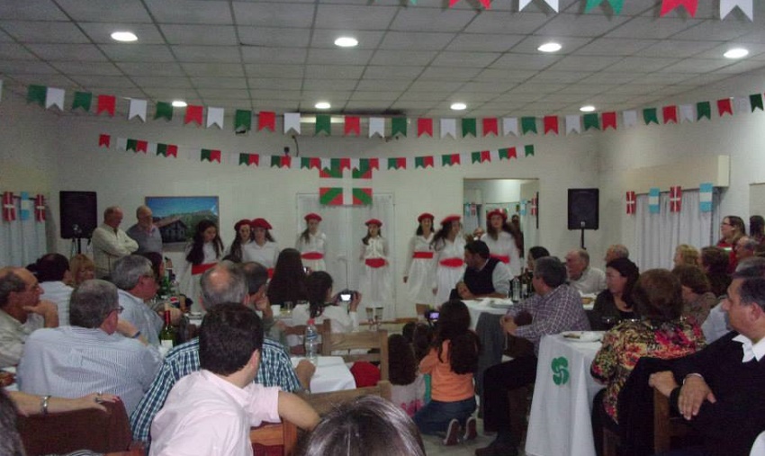 Los dantzaris de la casa amenizaron la cena del 17º aniversario del Euskal Sustraiak de Trenque Lauquen (foto EE)