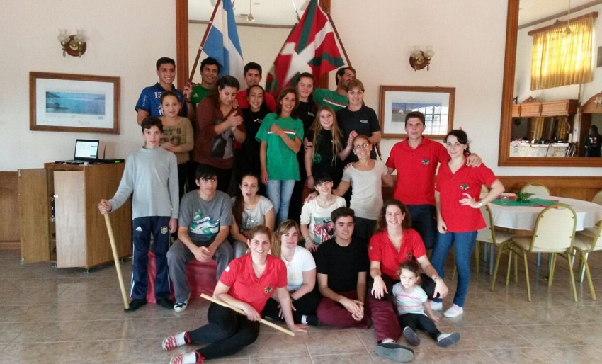 En la sede del centro vasco Beti Aurrera, los dantzaris anfitriones junto a los del Euskel Biotza