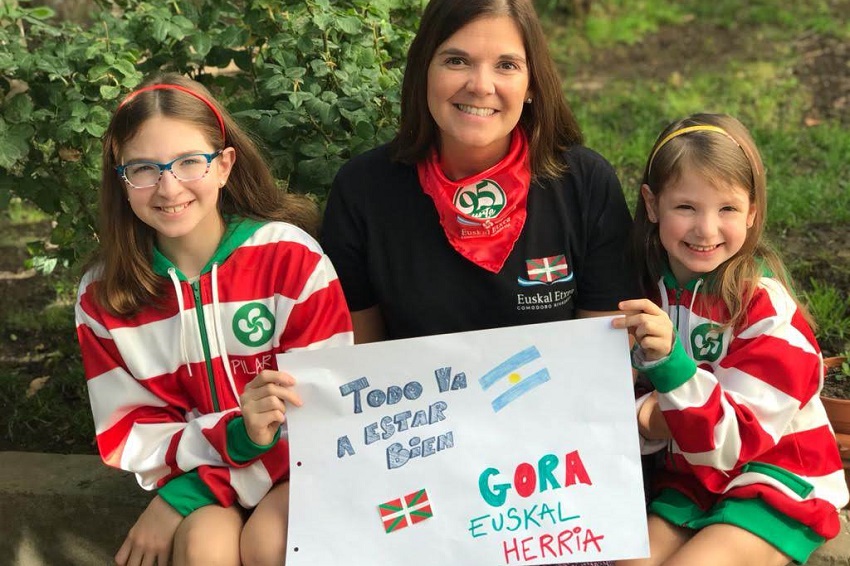 Eneka Cordoba with her daughters Pilar and Emilia celebrating Aberri Eguna 2020