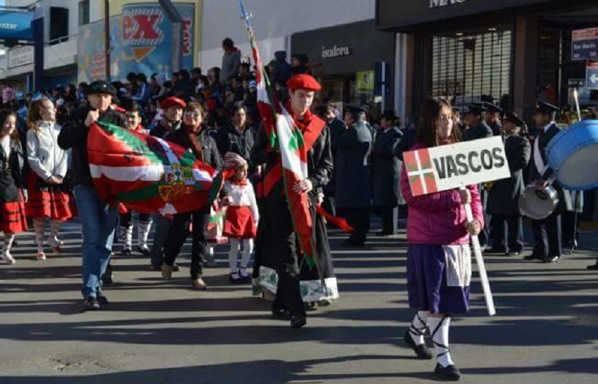 La colectividad vasca de Comodoro Rivadavia en el desfile del 25 de Mayo (foto EE)